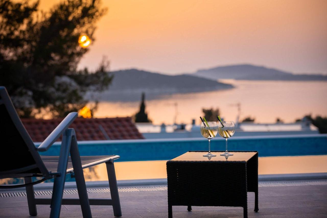 Villa Tela With Pool Zaboric Eksteriør bilde