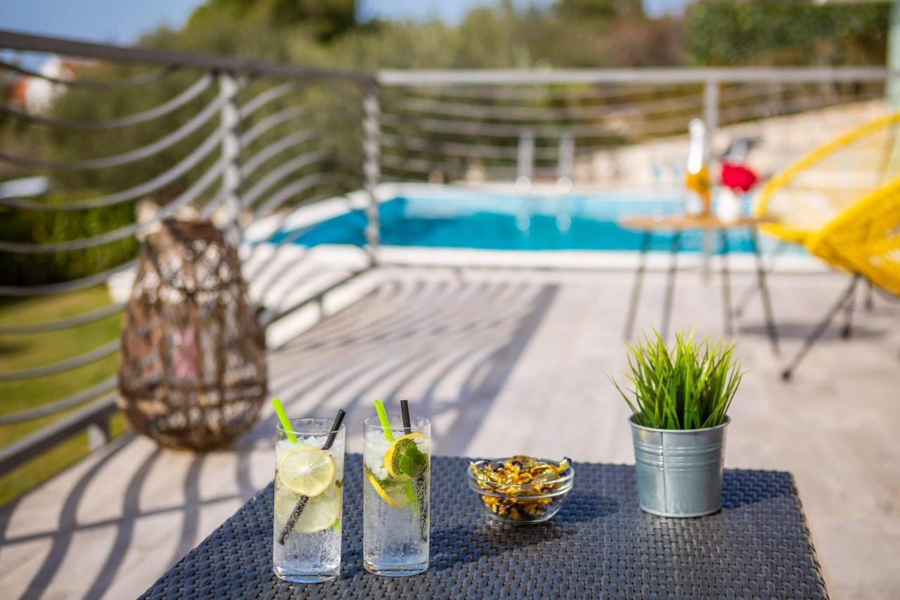 Villa Tela With Pool Zaboric Eksteriør bilde